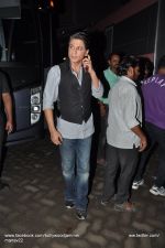 Shahrukh Khan snapped post Chennai Express screening in Mehboob, Mumbai on 7th Aug 2013 (10).JPG